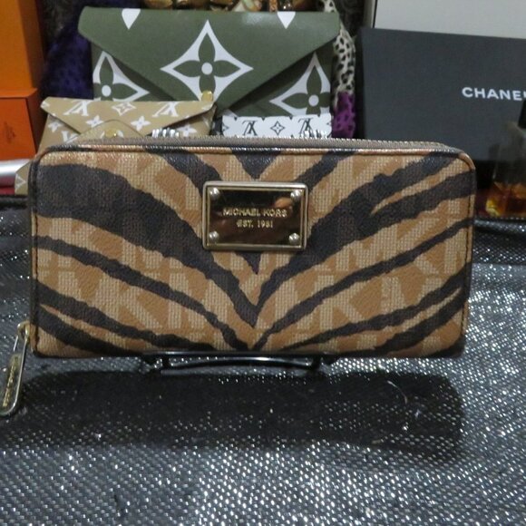 Michael Kors Full Zip Around Zebra Logo Monogram Long Continental Wallet 8 X 4 - Picture 1 of 12